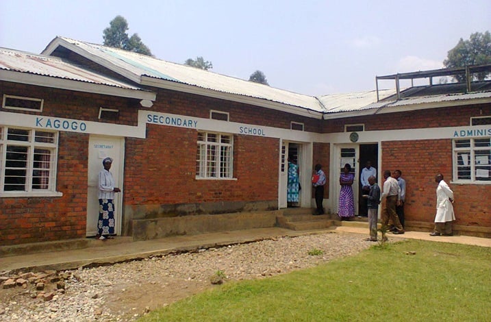 E.S.Kagogo nubwo izengurutswe igice kinini n'amazi y'ikiyaga cya Burera ntabwo ifite uruzitiro.