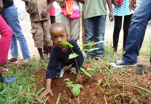 Umwana w'imyaka itatu wavuye muri Uganda, yaje mu Rwanda atozwa gutera ibiti, guteka, kwisukura no kumesa ibyo yambara.