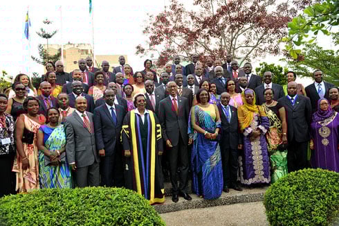 Abitabiriye inama ya EALA bafata ifoto y'urwibutso na Perezida Kagame.
