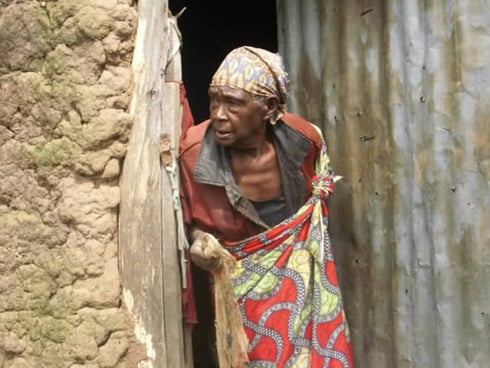 Umukecuru Nyirantashya arashaje cyane. Ngo ashobora kuba arengeje imyaka 100. 