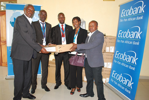 Abakozi ba ECOBANK batanga izo mudasobwa.