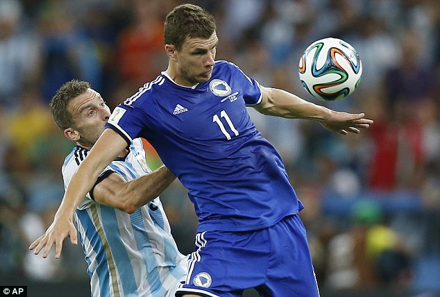 Edin Dzeko usanzwe yigaragaza muri Manchester City, ntabwo yabashije gufasha ikipe ye kwivana imbere ya Argentine.