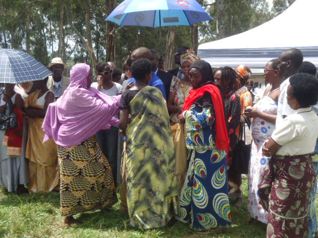Elie hamwe n'umuryango we wagutse-uwo akomokamo n'uwo abamo.