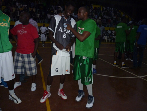 Umukinnyi wa Espoir BBC aganira n'uwa APR BBC nyuma y'umukino wabahuje.