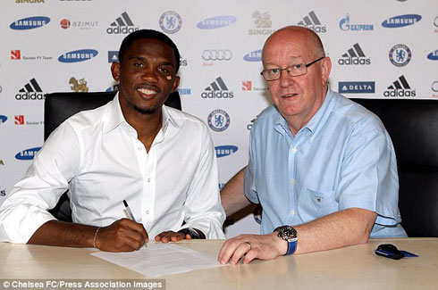 Eto'o asinya amasezerano yo gukinira Chelsea umwaka umwe.