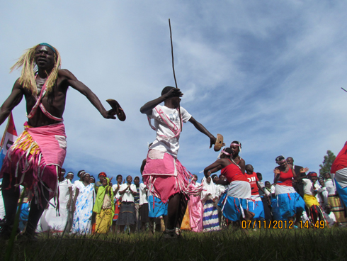 Urubyiruko rw'abanyamuryango ba FPR-Inkotanyi rucinya akadiho.