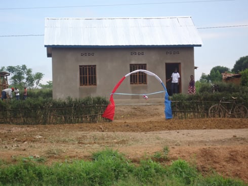 Inzu urubyuruko rwa FPR rwubakiye umunyamuryango utishoboye.
