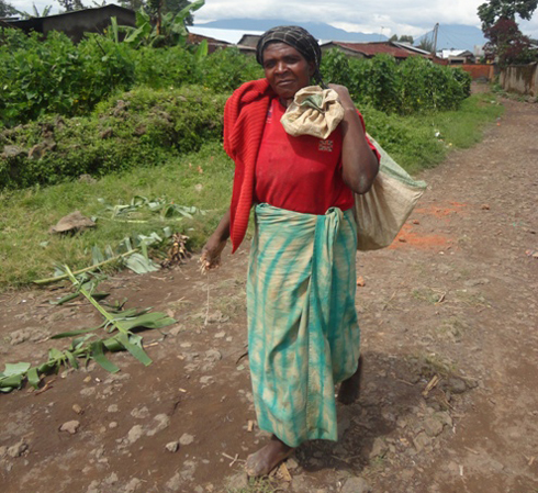 Felicite atwara amatafari muri uyu mufuka, wakuzura andi akajya hejuru yawo.