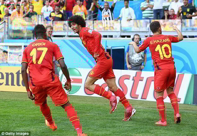 Fellaini (wo hagati) yishimira igiego cya mbere yari atsindiye Ububiligi.
