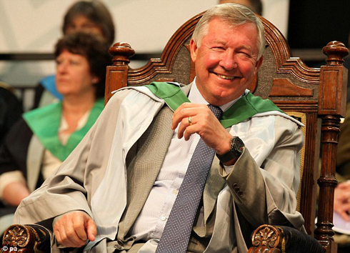 Ferguson ahabwa impamyabumenyi y'ikirenga y'icyubahiro na kaminuza ya Striling mu mwaka wa 2011.
