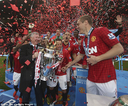 Ferguson n'abakinnyi ba Manchester United bishimira igikombe.