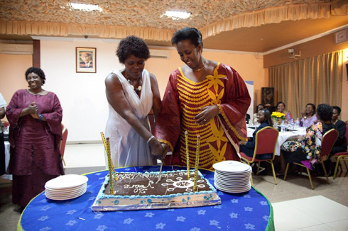 Madamu Jeannette Kagame na Jeanne d'Arc Kanakuze uyobora Pro-femmes bakata "umutsima" w'ibirori.