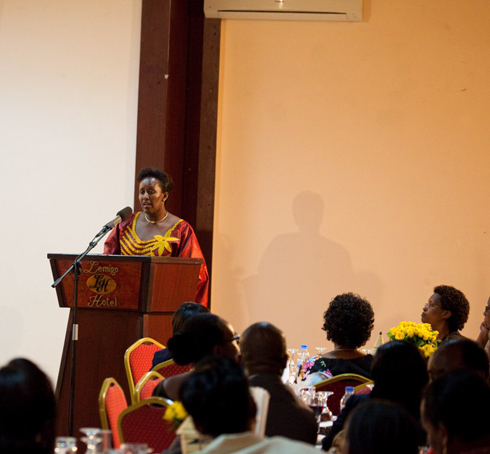 Umufasha wa perezida wa repubulika Madamu Jeannette Kagame ageza ijambo ku banyamuryango ba Pro-femmes n'abandi bitabiriye ibirori.