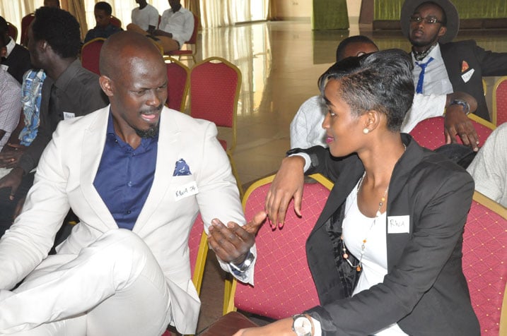 Frank Joe araganira n'umunyamakuru Cindy ukurikirana imyidagaduro kuri radio imwe ikorera i Kigali.