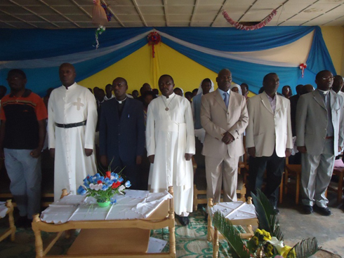 Frere Sebakiga Pio (uwa 2 ibumoso) uyobora St Joseph Nyamasheke hamwe na Nyiricyubahiro Igisonga cya Musenyeri wa Diyosezi.