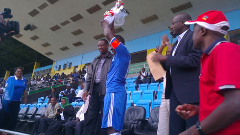 Fuadi Ndayisenga Kapiteni wa Rayon Sport amaze gushyikirizwa igikombe na Minisitiri wa Sport n'umuco Protais Mitali.