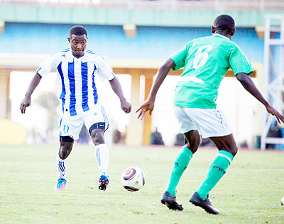 Faudi Ndayisenga wa Rayon Sports (wambaye umweru n