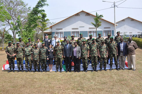 Abitabiriye umuhango wo gufungura ku mugaragaro Gabiro Combat Training Center bafata ifoto y'urwibutso.