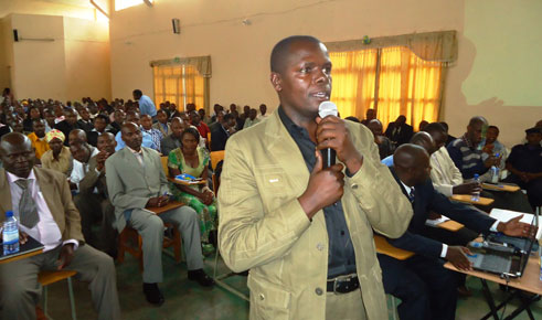 Aha umukozi ushinzwe ubutegetsi muri Gakenke aramurikira abakozi ba Gakenke umusanzu bamaze kugeza mu kigega Agaciro Development Fund