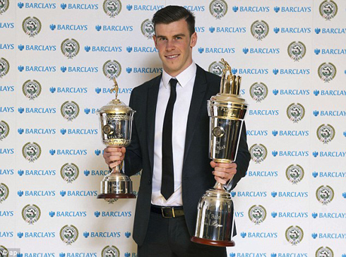Gareth Bale yishimira ibihembo bibiri yahawe.