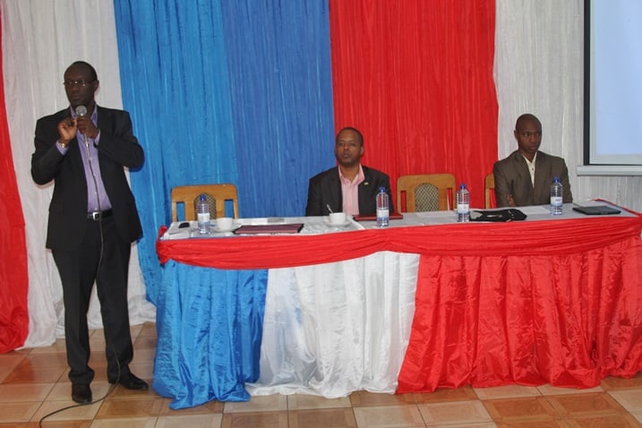 Gasana Jerome, umuyobozi wa WDA (hagati) na bamwe mu batanze ibiganiro.