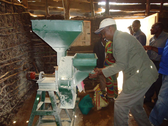 Gasimba Narcisse yerekana uko urusyo rw