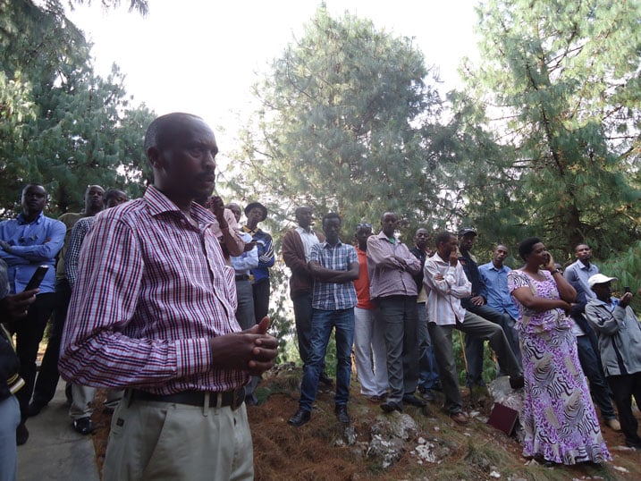 Gasimba, umwe mu barokokeye mu Bisesero, asobanurira urubyiruko rwo muri Rwanda Young Generation Forum amateka y