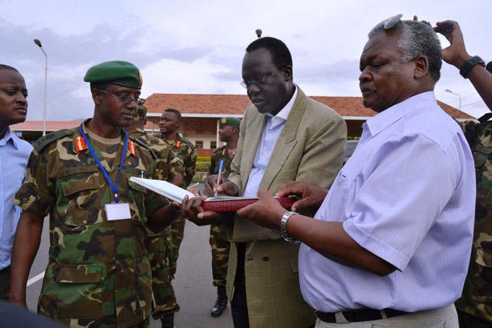 Gen. James Hoth Mai asinya mu gitabo cy