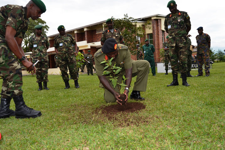 Gen. Katumba atera igiti cy'ubumwe mu Ishuri rya Nyakinama.
