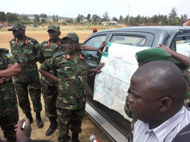 Gen. Maj. Sam Kaka asobanurira abanyamakuru, uko urugamba rwapanzwe muri Nyagatare.