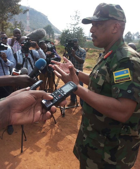 Gen. Patrick Nyanvumba, umugaba mukuru w'Ingabo z'u Rwanda asobanurira abanyamakuru amateka y'aho urugamba rwo kubohora igihugu rwatangiriye.