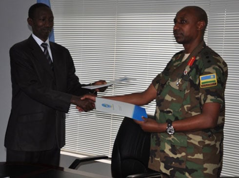 Gen Major Ndayirukiye na Col Rutaremara bamaze gushyira umukono ku masezerano.