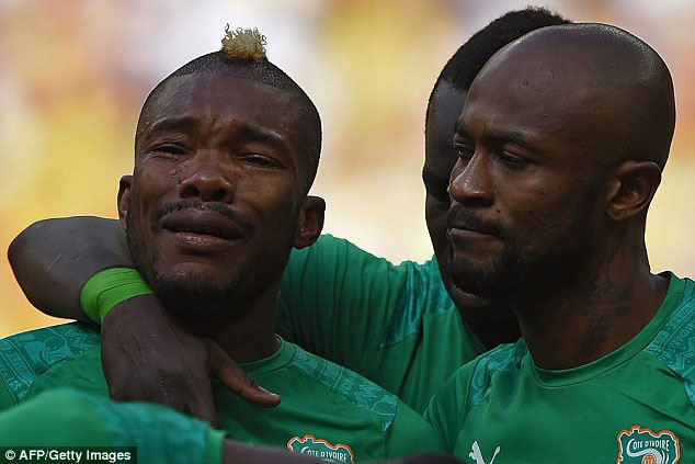 Geoffroy Die ukina hagati mu ikipe ya Cote d'Ivoire yarize ubwo baririmbaga indirimbo yubahiriza igihugu mbere yuko umukino utangira.