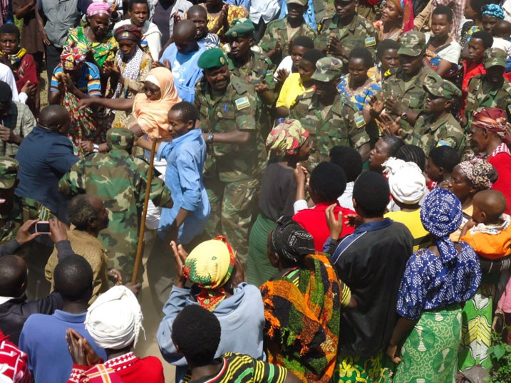 Abatuye Gicumbi bishimiye cyane gusabana n'ingabo z'igihugu zari ziyobowe na minisitiri Kabarebe muri icyo gikorwa./Foto: Musanabera Ernestine.