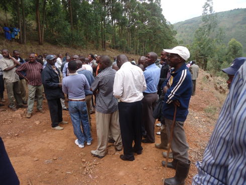 Abantu benshi cyane baje kureba uko byagenze (foto/ E.Musanabera).