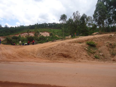 Uyu muhanda uzamuka niwo bamunyujijemo bajya kumutwika (foto/ E.Musanabera).