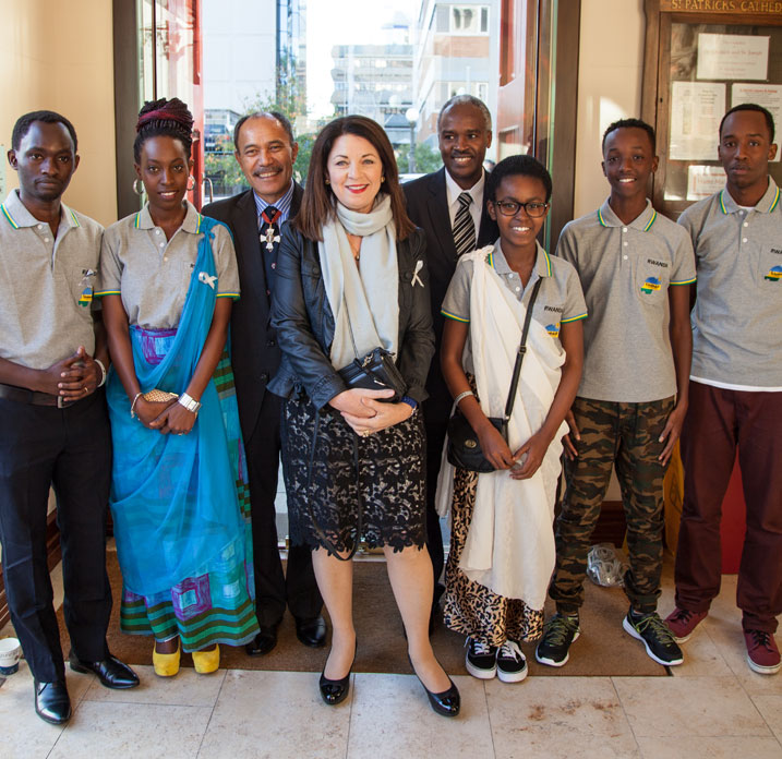 Ambasaderi Murigande na Guverineri Lt Gen. Jerry Mateparae hamwe na bamwe mu Banyarwanda baba muri New Zealand.