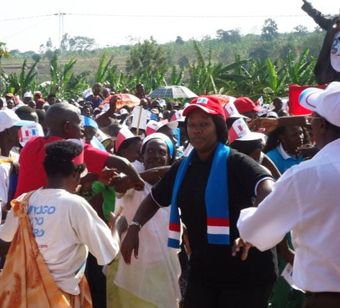 Umuyobozi wa FPR mu Burasirazuba, Uwamariya Odette, n'amanyamuryango b'uwo muryango mu karere ka Ngoma bishimira ibyiza byagezweho na FPR.