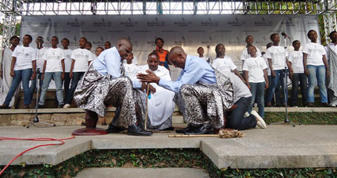 Urumuri rutazima rwacanywe hakoreshejwe gucana umuriro mu buryo bwa gakondo bwitwa urushingo, aho abakera bafata agati bakagashinga mu gisate cy'ikindi giti, bakazunguzamo kugeza udushashi tw'umuriro tuje.