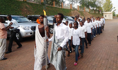 Urumuri rutwawe n'urubyiruko rufite imyaka 20 ruzazengurutswa mu gihugu hose mu gihe cy'amezi atatu abanziriza icyunamo.