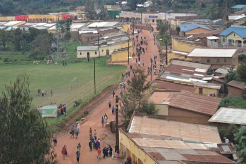 Ni muri uru rusisiro umunyamakuru wa Kigali Today yahuriye na Matabaro ahetse umwana we.