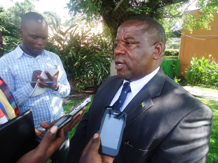 Guverineri Bosenibamwe Aime aganira n