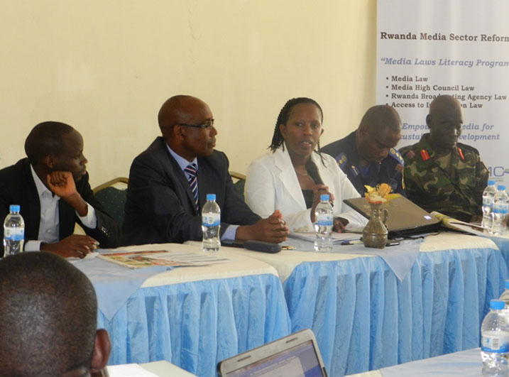 Guverineri w'Intara y'Iburasirazuba, Mme Uwamariya Odette (hagati) asanga itangazamakuru ari ingirakamaro mu miyoborere maze agasaba abandi bayobozi gukorana na ryo neza.