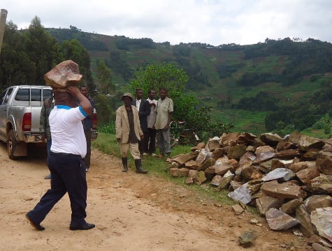 Guverineri Bosenibamwe asaba Abanyanemba gukora umuganda kuko u Rwanda ruharanira kwihesha agaciro no kwigira.