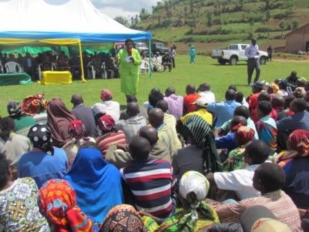 Guverineri Mukandasira aganira n'abaturage baturiye umupaka wa Kongo mu karere ka Rubavu.