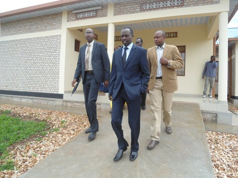 Guverineri Munyantwali yamurikiwe na zimwe mu nyubako nshya z'ibitaro bya Nyanza.