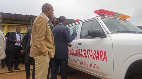 Guverineri Munyantwali yerekwa imodoka ifasha indembe kugezwa kwa muganga.