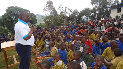 Guverineri w'intara y'amajyaruguru yasabye abaturage bo mu murenge wa Nemba kudaha agaciro ibihuha bivugwa ku maradio bisebya u Rwanda.