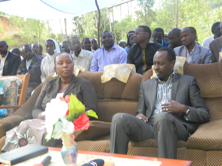 Guverineri w'Intara y'amajyepfo, Alphonse Munyantwari ari kumwe n'umuyobozi w'akarere ka Muhanga Mutakwasuku Yvonne, basuye abaturage b'umurenge wa Nyarusange.
