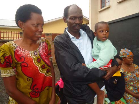 Umuryango wakiriye umwana wabaga mu kigo cy'imfubyi cya Nyundo. (Foto:Sebuharara)